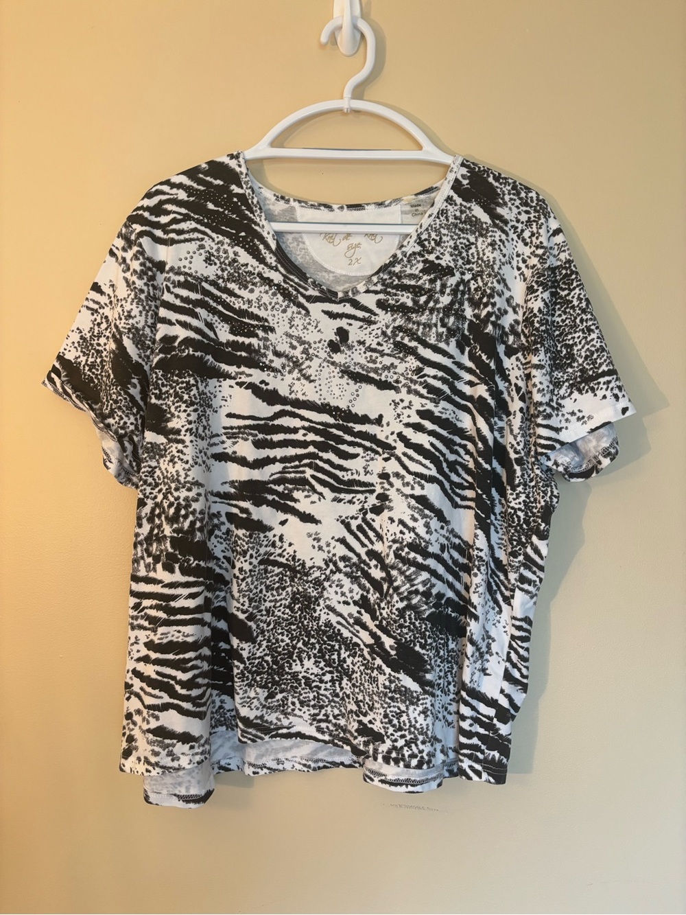 Kut from the Kloth Black & White Animal-Print V-Neck Tee